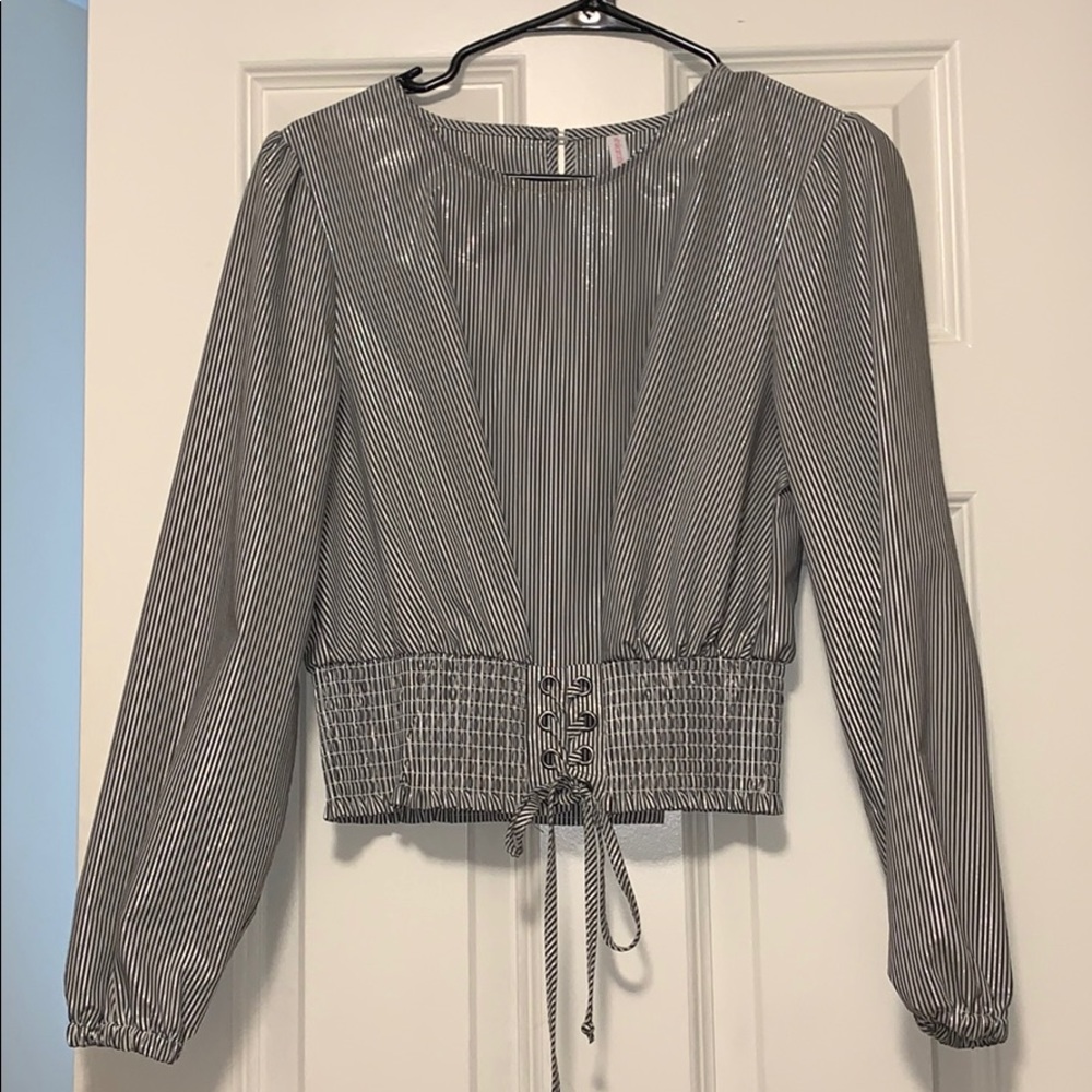 Long-sleeve cropped silver/white striped shirt